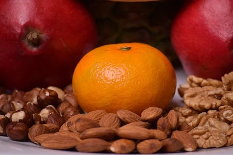 orange and nuts - balanced diet to prevent stretch marks during pregnancy